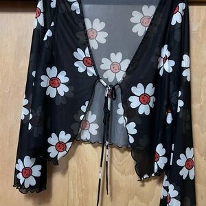 Size 1x bell sleeve sheer daisy print top
